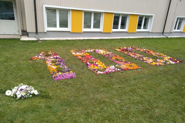 Ludzas pilsētas ģimnāzijas skolēni izveido ziedu paklāju Latvijai