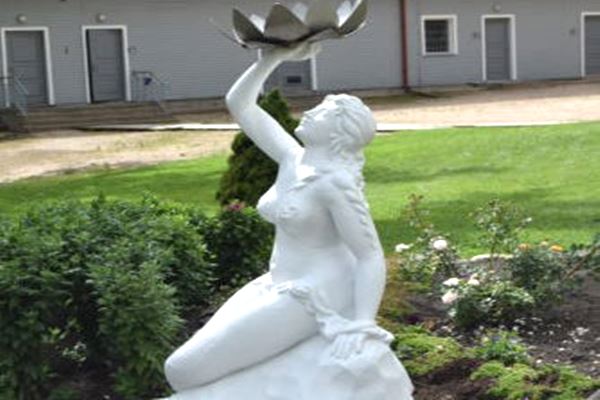 Ludzas muzeja teritoriju rotā atrestaurēta nāriņas skulptūra